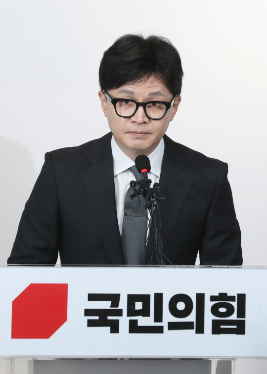 제22대 총선 이튿날인 지난 4월10일 한동훈 당시 국민의힘 비상대책위원장이 서울 여의도 당사에서 총선 참패 책임에 따른 비대위원장직 사퇴 입장 발표를 하고 있다.<연합뉴스 사진>